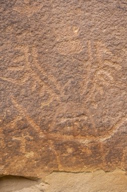 Utah 'taki Capitol Resifi Ulusal Parkı' ndaki bir kanyon duvarındaki petrogliflerin yakın çekimi.