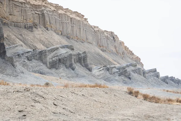 Utah 24 numaralı karayolu boyunca gün ışığında kuru ve ıssız çöl manzarası..