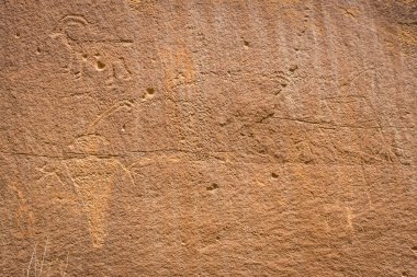Utah 'taki Capitol Resifi Ulusal Parkı' ndaki bir kanyon duvarındaki petrogliflerin yakın çekimi.