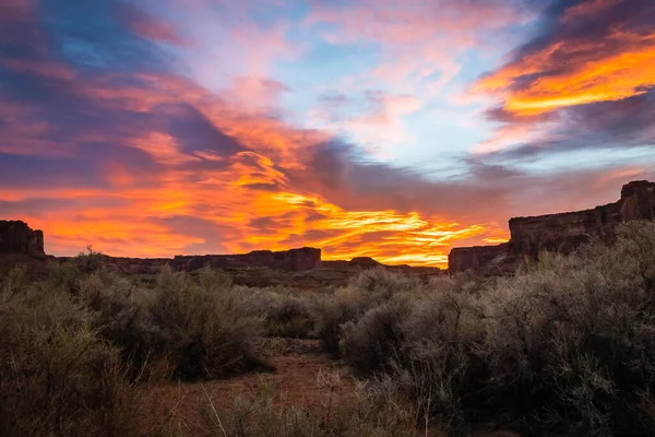 Brilliant Colors Sunrise Reflecting Clouds Top Canyon Wall Desert Vegetation — Stock Photo, Image