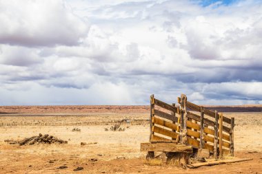 Arizona çölünde terk edilmiş eski bir ağıl. Mavi bir gökyüzünün altında. Bir bahar gününde parlak beyaz bulutlar..