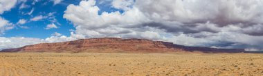 Vermillion Cliffs Ulusal Anıtı 'nın manzarası Kuzey Arizona çölünde aydınlık bir bahar gününde.