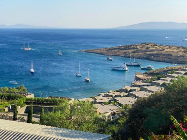 Bodrum Körfezi manzaralı bir yer. Mugla 'daki Bodrum hangarı. Hindi. Gemilerin manzarası, yatlar. Ege Denizi