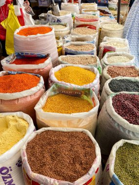 Türk pazarı. Mısır gevreği torbaları. Kurutulmuş organik mısır çekirdekleri, karabuğday, fasulye, mercimek ve marketteki buğday.