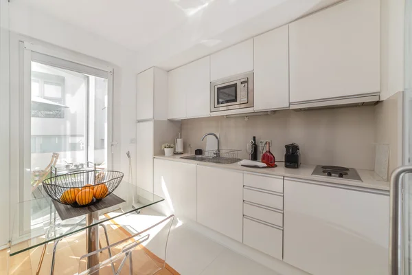Modernes Einzimmerhaus mit kleiner Küche — Stockfoto