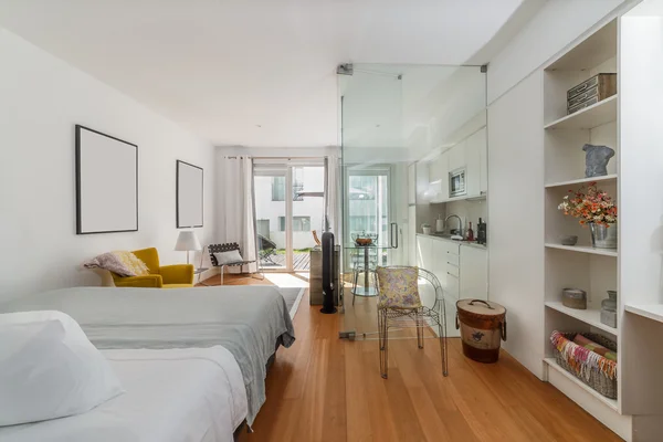 Moderne slaapkamer huis met kleine keuken — Stockfoto