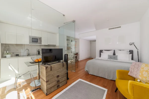 Modern tek yatak odalı ev küçük mutfak ile — Stok fotoğraf