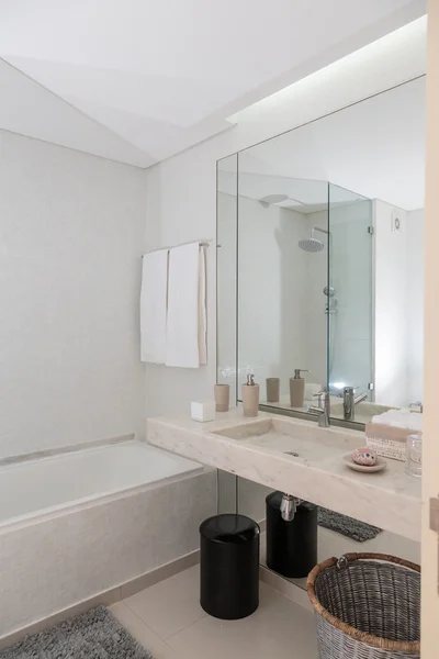 Moderne hvidt badeværelse - Stock-foto