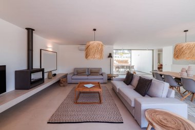 Bahçe havuzu ve ahşap güvertesi olan modern bir ev.