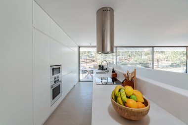 Bahçe havuzu ve ahşap güvertesi olan modern bir ev.