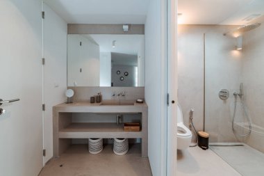 Bahçe havuzu ve ahşap güvertesi olan modern bir ev.