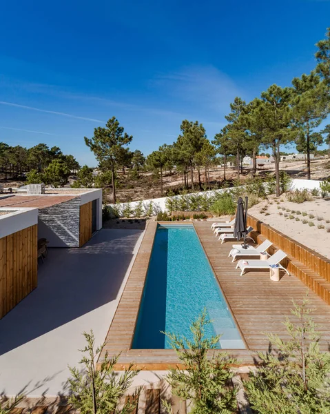 Casa Moderna Con Piscina Jardín Terraza Madera — Foto de Stock