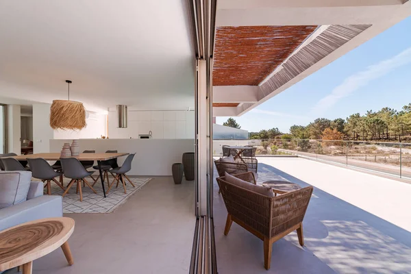 Casa Moderna Con Piscina Jardín Terraza Madera — Foto de Stock