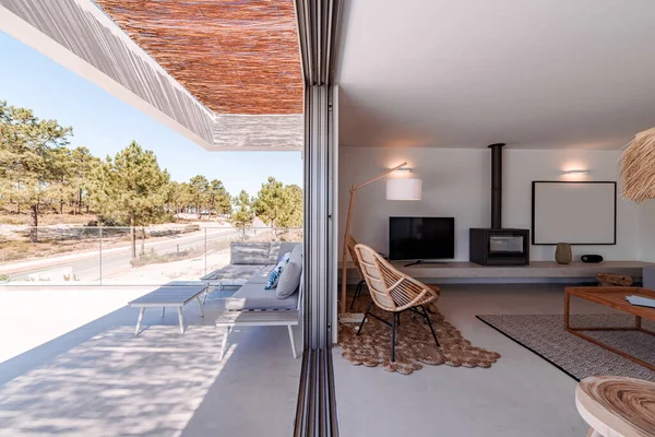 수영장과 갑판이 현대식가옥 — 스톡 사진