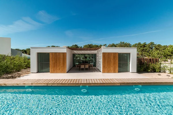 Casa Moderna Com Piscina Jardim Deck Madeira — Fotografia de Stock