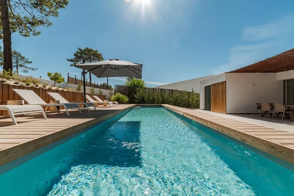 수영장과 갑판이 현대식가옥 — 스톡 사진