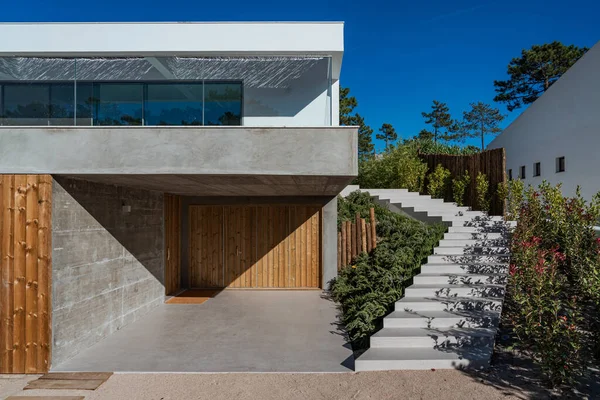 Casa Moderna Con Piscina Jardín Terraza Madera — Foto de Stock