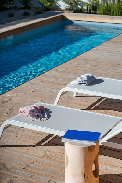 Modernes Haus Mit Garten Pool Und Holzdeck Stockfoto