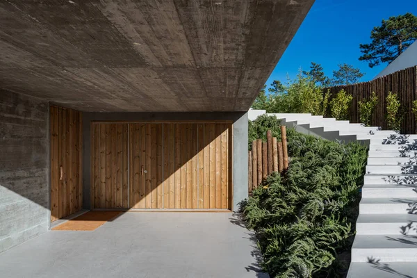 ガーデンスイミングプールと木製デッキ付きのモダンな家 ストック写真