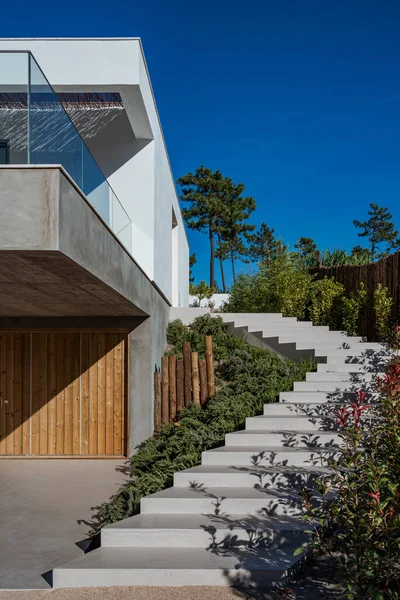 Casa Moderna Con Piscina Jardín Terraza Madera — Foto de Stock