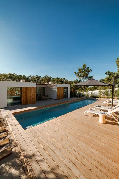 Casa Moderna Con Piscina Jardín Terraza Madera — Foto de Stock