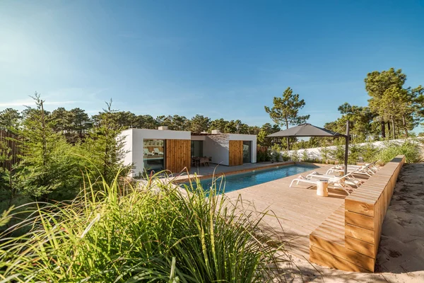 Modernes Haus Mit Garten Pool Und Holzdeck — Stockfoto