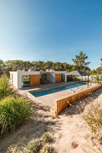 Casa Moderna Con Piscina Jardín Terraza Madera — Foto de Stock