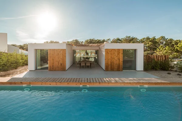 Casa Moderna Con Piscina Jardín Terraza Madera — Foto de Stock