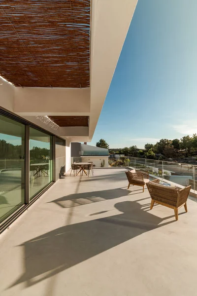 Casa Moderna Con Piscina Jardín Terraza Madera — Foto de Stock