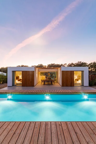 Modern Huis Met Tuin Zwembad Houten Dek — Stockfoto