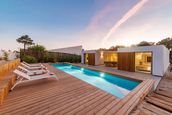 Casa Moderna Con Piscina Giardino Terrazza Legno — Foto Stock