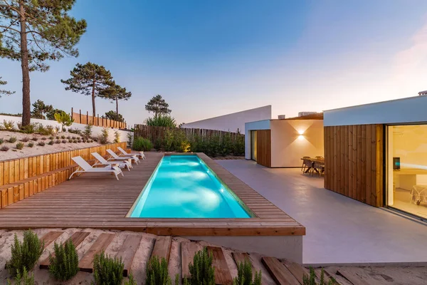 Casa Moderna Con Piscina Jardín Terraza Madera —  Fotos de Stock