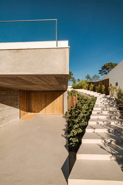 Modernes Haus Mit Garten Pool Und Holzdeck lizenzfreie Stockbilder