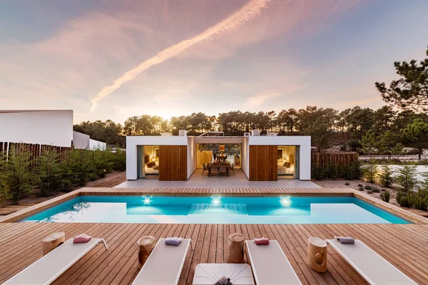 Modernes Haus Mit Garten Pool Und Holzdeck Stockbild