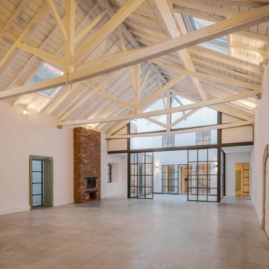 Genelevde boş endüstriyel çatı katı