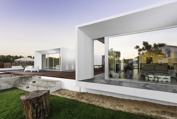 Casa moderna con piscina giardino e terrazza in legno — Foto Stock