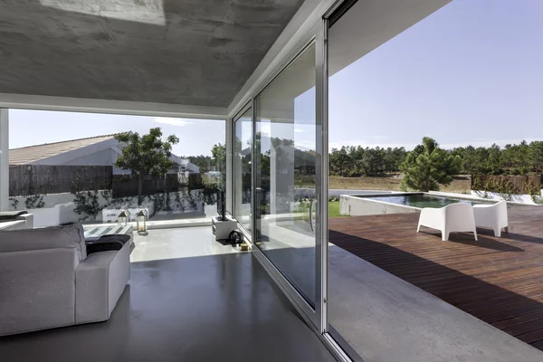 Maison moderne avec piscine de jardin et terrasse en bois — Photo