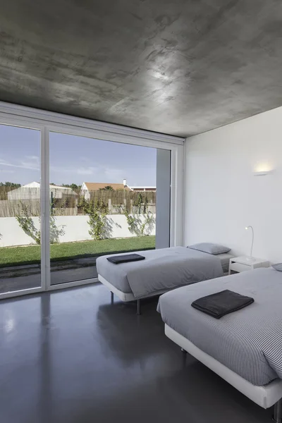 Casa moderna con piscina jardín y terraza de madera — Foto de Stock