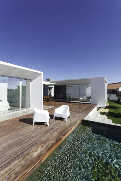 Casa moderna con piscina jardín y terraza de madera — Foto de Stock