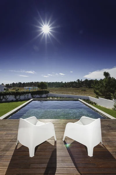 Modern ház kerti medencével és fapadlóval — Stock Fotó