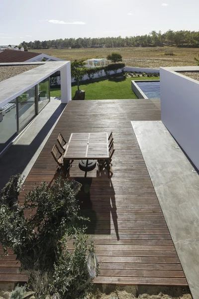 Casa moderna com piscina de jardim e deck de madeira — Fotografia de Stock