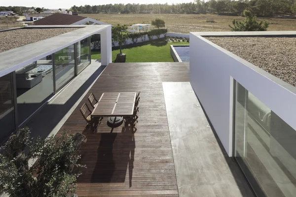 Casa moderna com piscina de jardim e deck de madeira — Fotografia de Stock