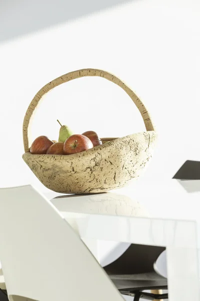 Cork košík s jablky a hruškami — Stock fotografie