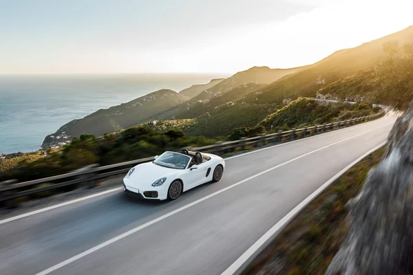 Fehér autó kanyarterhelést kap a hegyi úton, blur — Stock Fotó