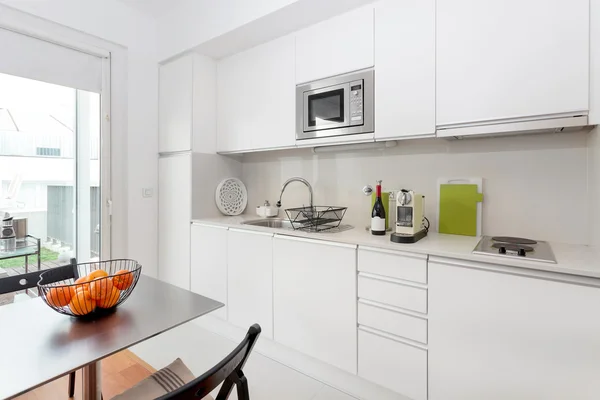 Cocina moderna con muebles blancos — Foto de Stock