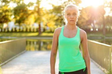 Aktif kadın portre kentsel Park