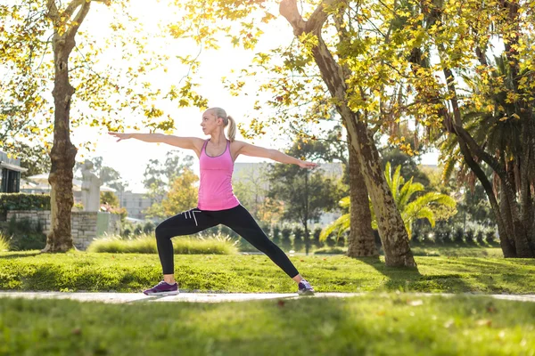 女性の夕暮れ都市公園におけるトレーニング — ストック写真