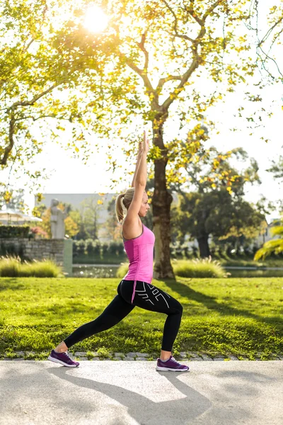 Woman training in urban park at sunset — Stock Photo, Image