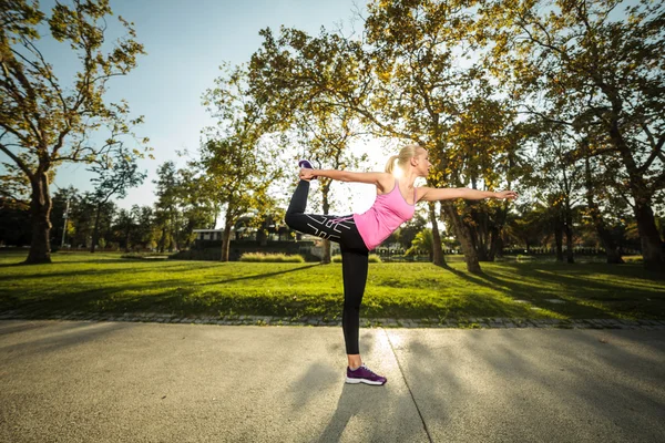 Woman training in urban park at sunset — Stock Photo, Image