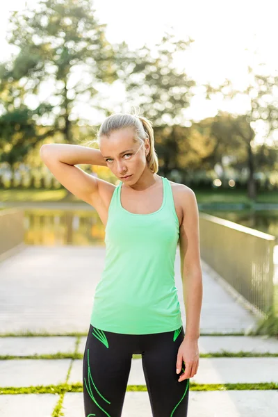 Woman getting ready for training in urban park — Stock Photo, Image